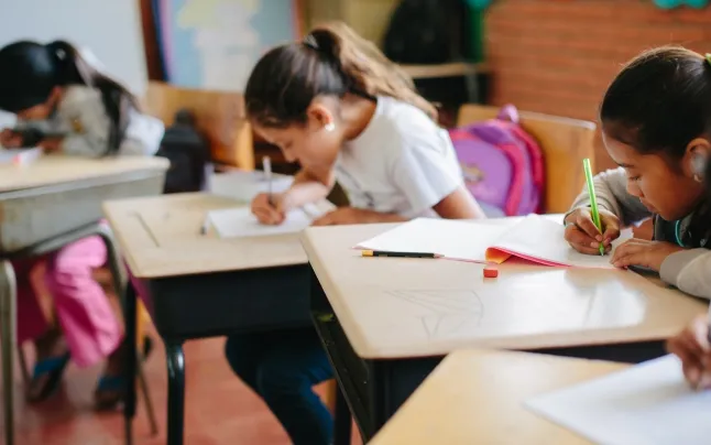 Thanks to the Parelles Educatives program, it will be possible to help provide teaching materials, resources for schools and food for children during school hours. 