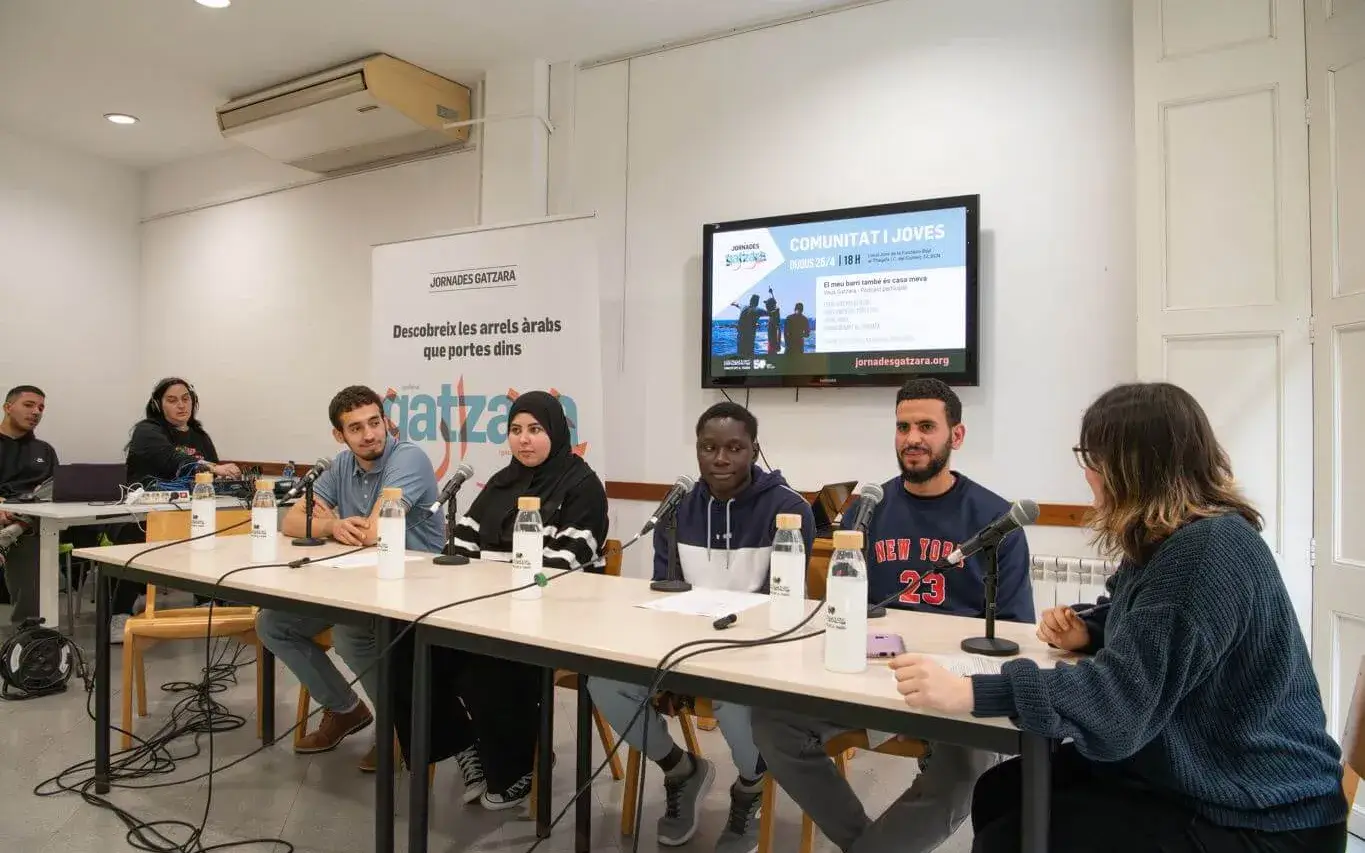 The youth from Bayt and other neighborhood and city organizations participate in the podcast Veus Gatzara. Source: Josep Maria Sarrats.