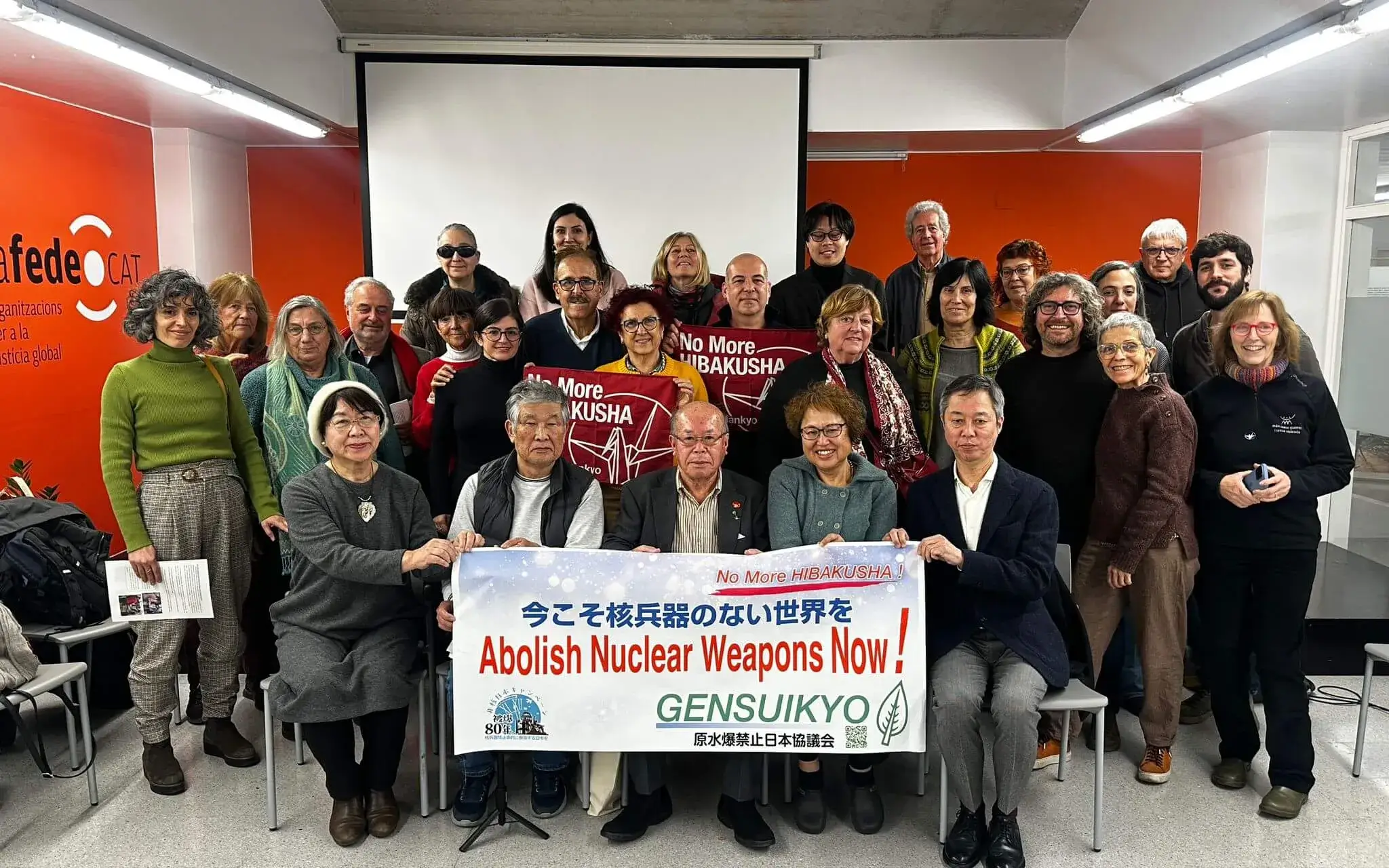 Shigemitsu Tanaka, co-president of Nihon Hidankyo and Nagasaki survivor, and Yayoi Fujita, at the meeting with Catalan organizations.