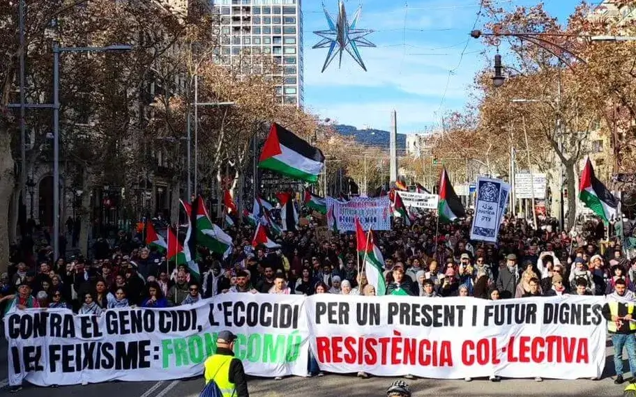 The mobilization called by The Surge brought together around five thousand people in Barcelona.