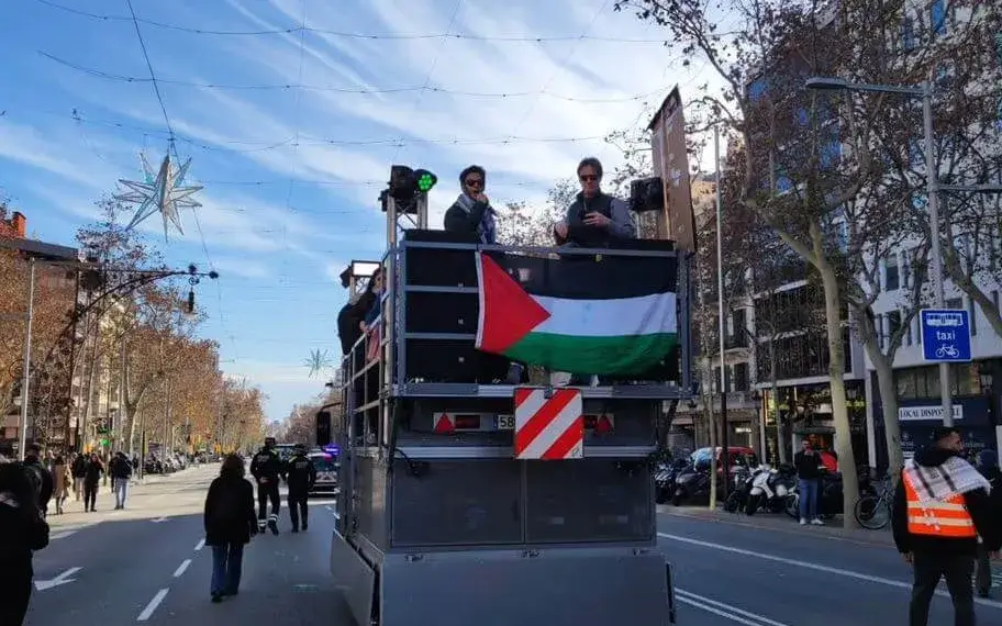 The demonstration called by The Surge gathered around five thousand people in Barcelona.