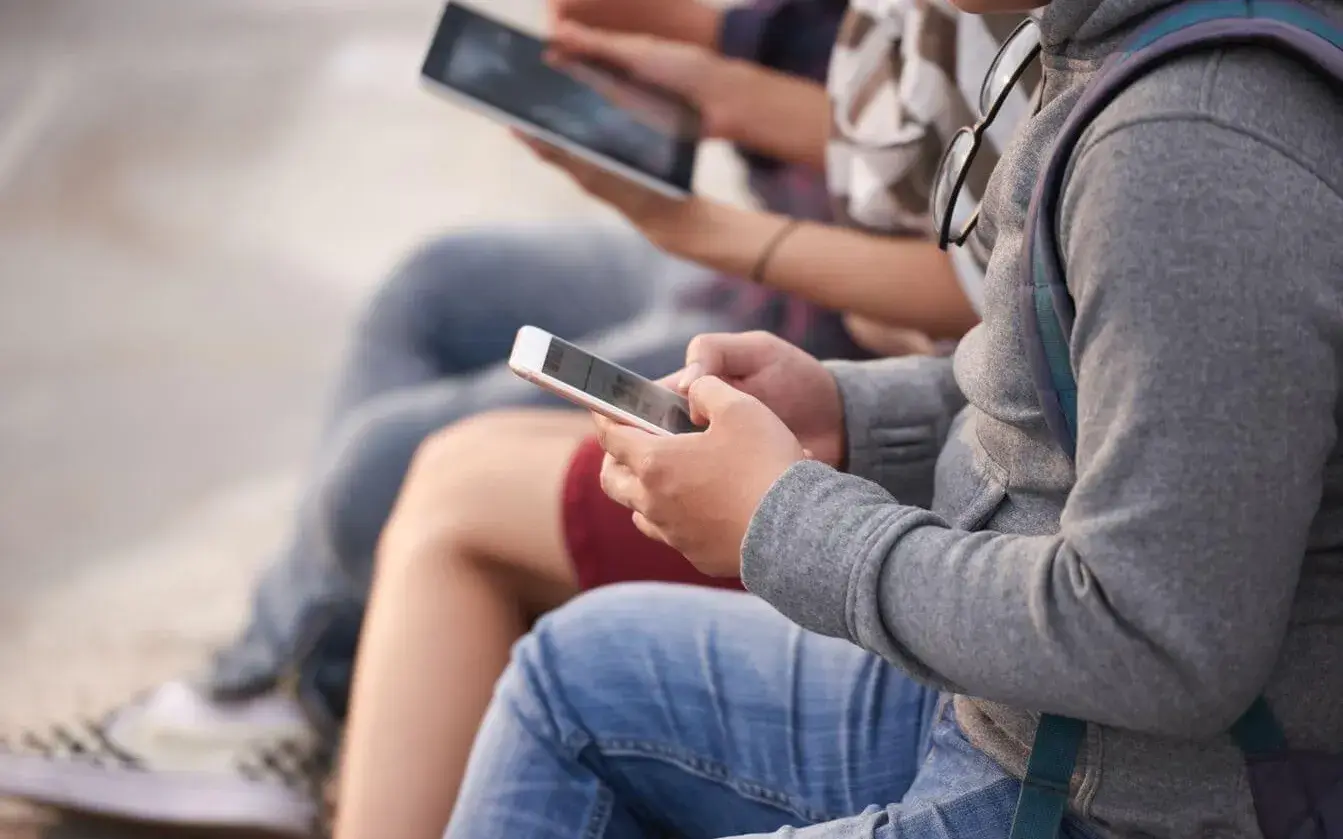 In just over a year, families, professionals, and public opinion have converged on a single demand: postponing the arrival of the smartphone until the end of adolescence.