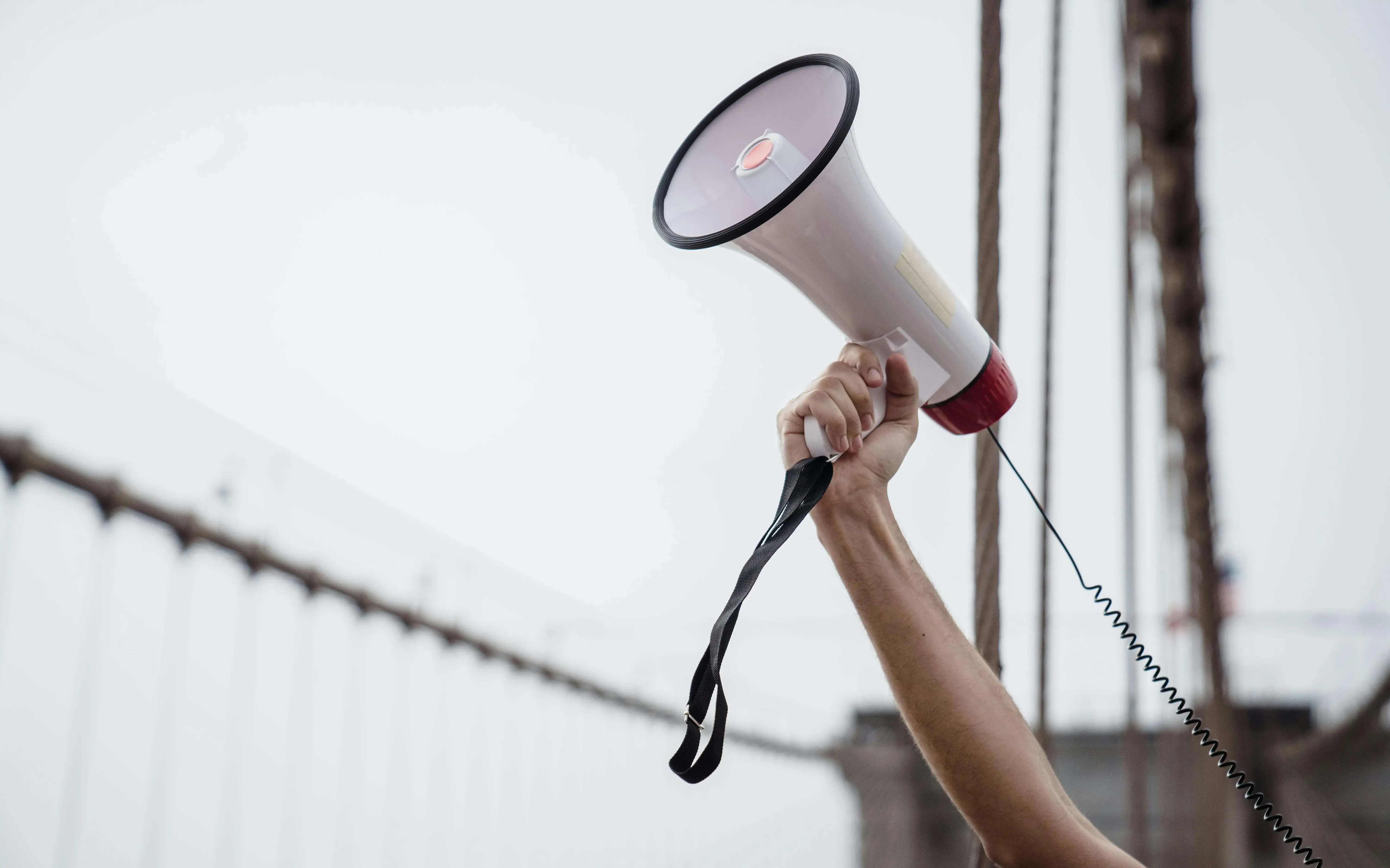 Foto de Lara Jameson: https://www.pexels.com/es-es/foto/persona-mano-sujetando-al-aire-libre-8898633/