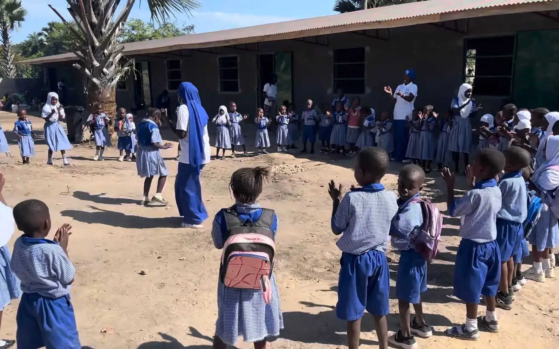 Today, the association supports two schools for children aged 3 to 6.