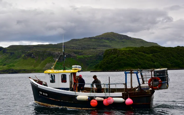 Fishermen in Portree, Isle of Skye (Scotland) / Photograph: Antonio Cinotti, Flickr