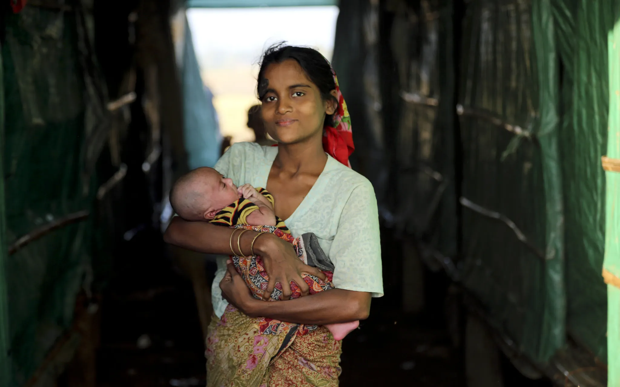 A mother and child at Thea Chaung camp on the outskirts of Sittwe, Rakhine State (Myanmar) / Photograph: UN Photo/David Ohana, Flickr