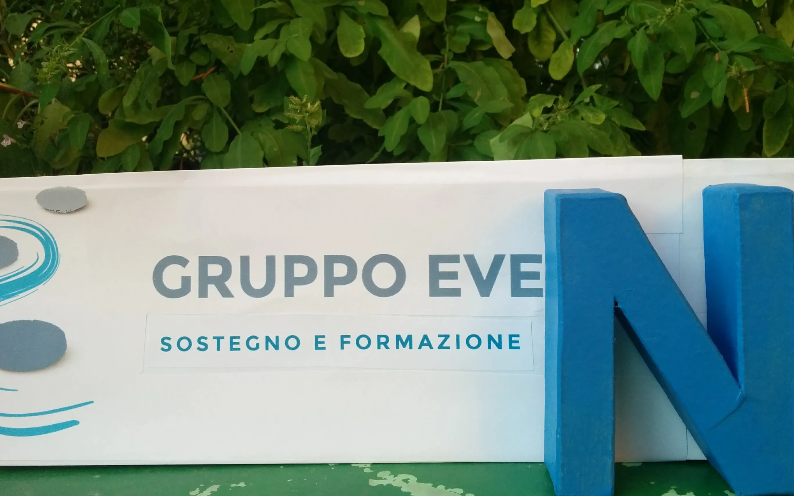 The logo of the association represents a series of stepping stones to help people cross the troubled waters of bereavement / Photo: Gruppo Eventi