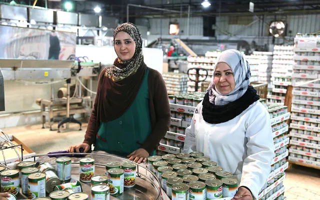 Two refugees working at a food factory / Photo: Bea Arscott, Flickr