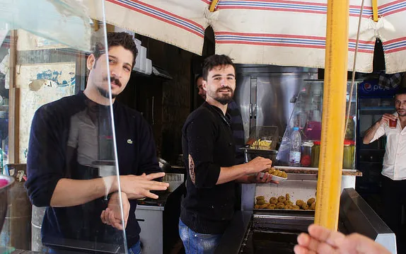 Two young Syrians working in the catering sector / Photo: Zeinab Mohamed, Flickr