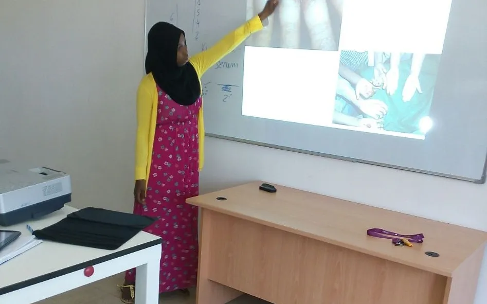 Student during a lecture / Photo: Fisiàfrica