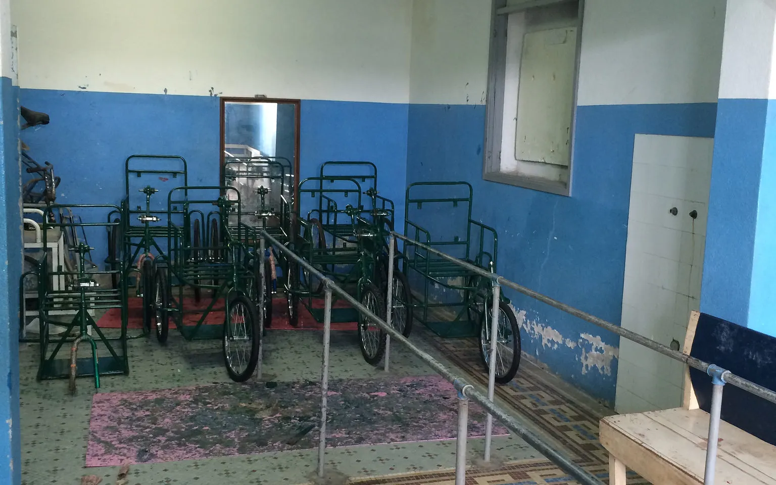 Room with wheelchairs in Mozambique / Photo: Fisiàfrica