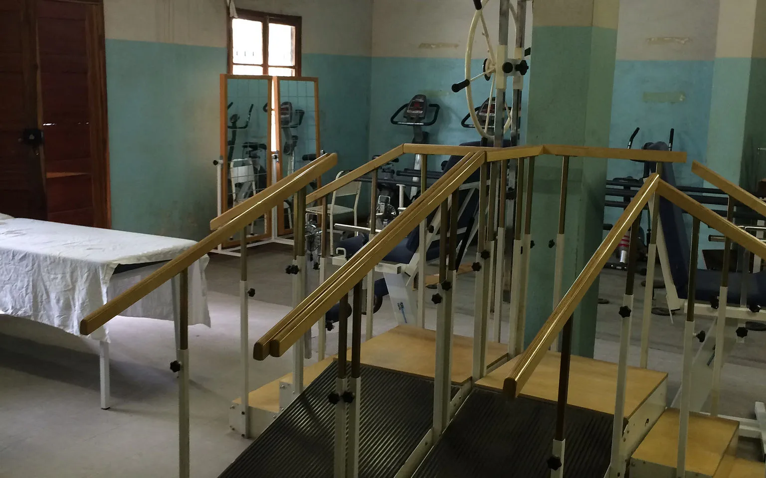 Rehabilitation room / Photo: Fisiàfrica