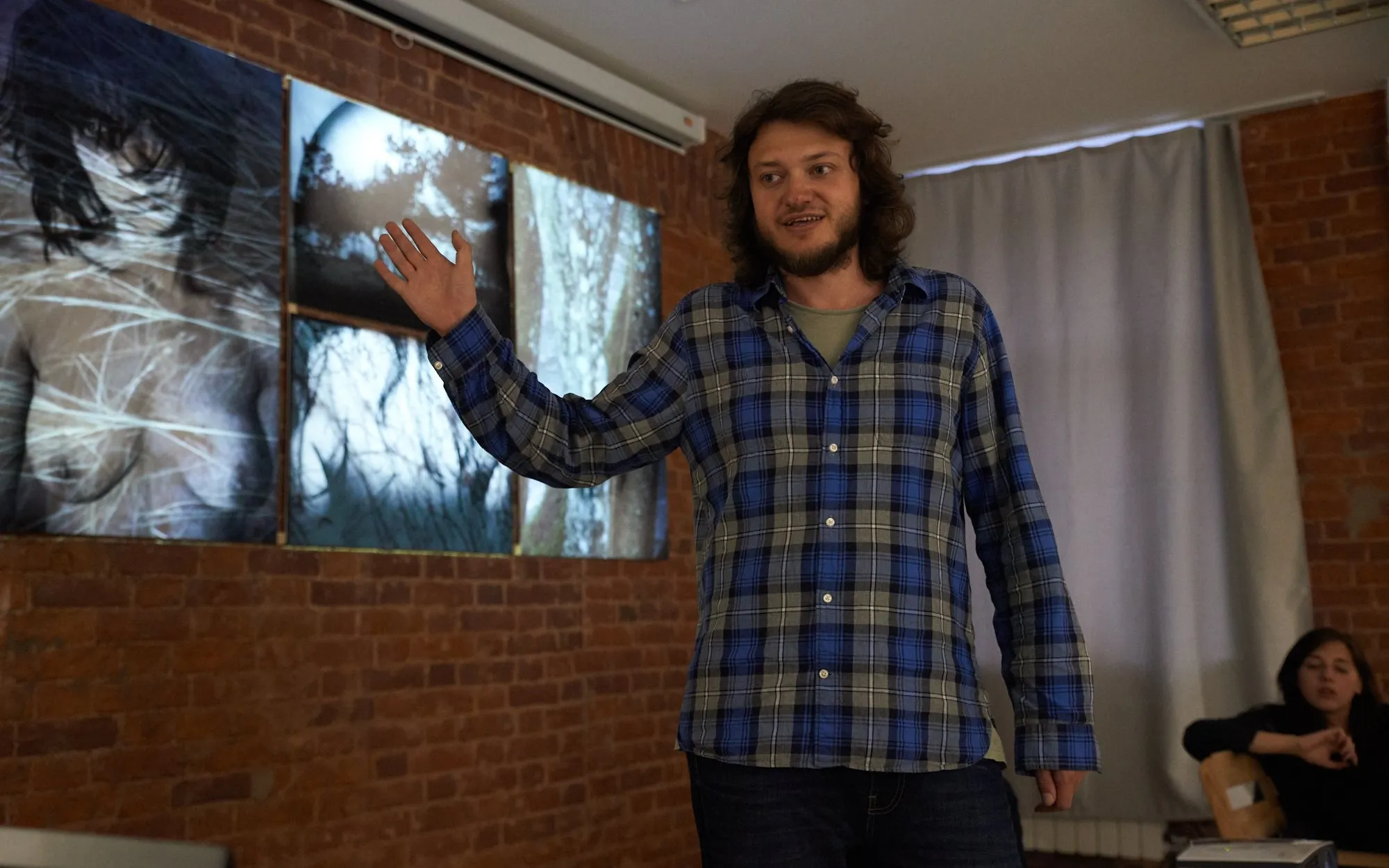 Sergei Stroitelev showing one of its pictures. Photo: Facebook