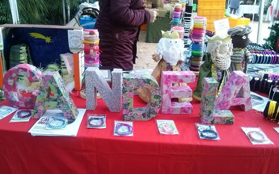 A stall selling Candela bracelets / Photo: Pulseras Candela's Facebook 