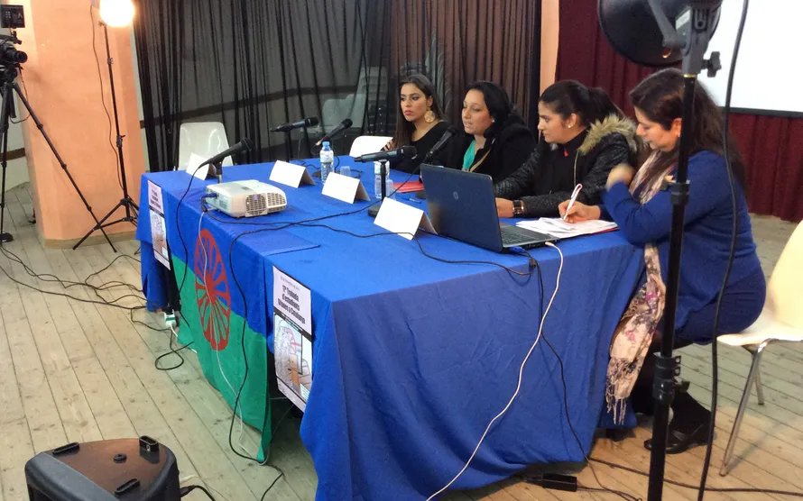 Jelen Amador, at the back, at one of Drom’s meetings / Associació gitana de dones Drom Kotar Mestipen