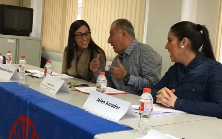 Jelen Amador, to the right, at one of the association’s meetings / Photo: Associació gitana de dones Drom Kotar Mestipen