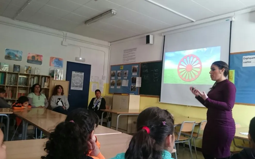 A lesson on Roma culture at the school Mare de Déu de Montserrat in Terrassa, given by Jelen Amador / Photo: Comunitat d'Aprenentatge Mare de Déu de Montserrat de Terrassa