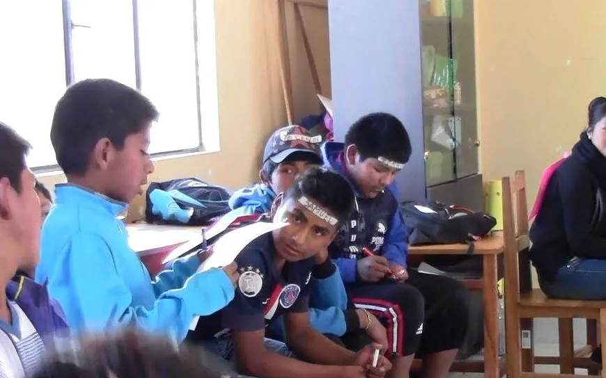 A groups of teenagers have received a certificate from the Bolivian Ombudsman Office - Photo: CESME