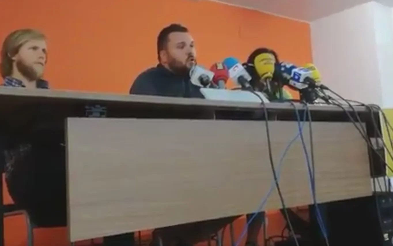 Andrés G. Berrio, lawyer of the 11 expelled people during the press conference. Photo: Laura Fraile