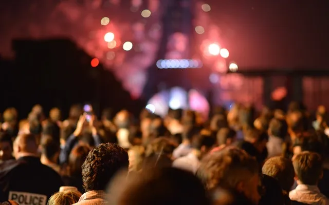 Crowd of people who stand in front of Eiffel Tower. Photo: Pexels