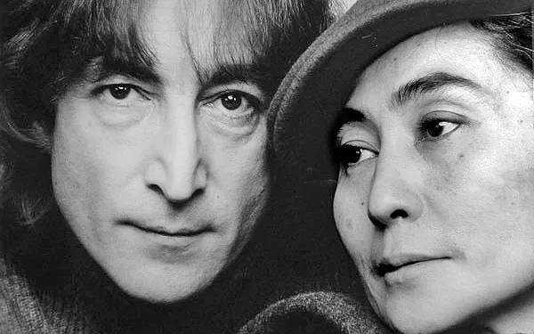 On the left, John Lennon, author of the song Imagine. Photo: Wikimedia