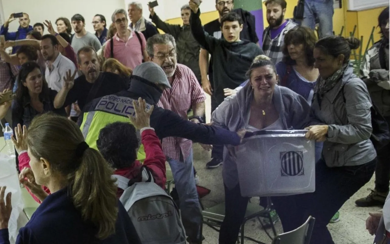 Spanish security corps using force to stop the referendum. Photo: Twitter