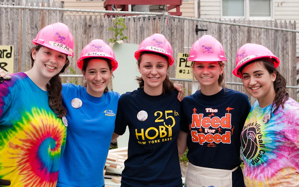 Volunteers building houses. Photo: Hoby NYE, Flickr