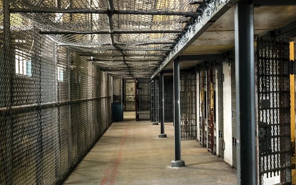 Loads of refugees and migrants are being held in prisons. Photo: Pixabay
