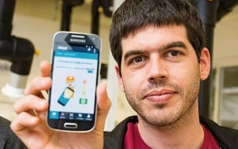 One of the creators showing the app.  Source: Abouit.