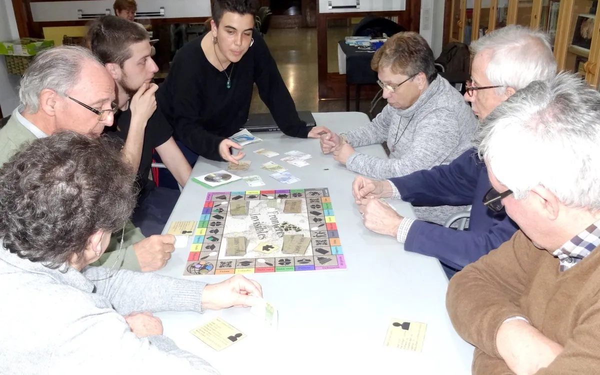 Elders playing Fronteres Invisibles