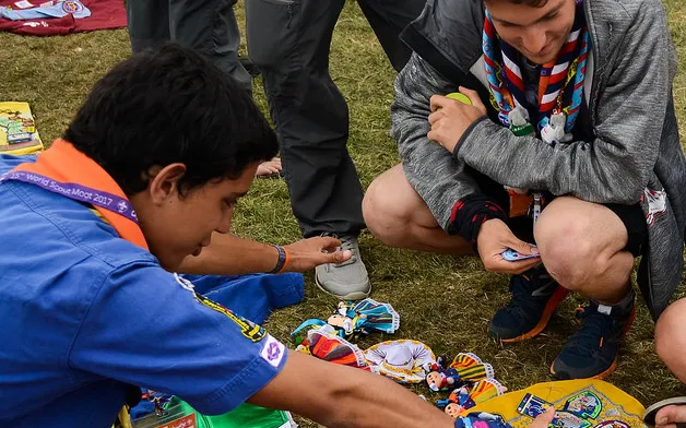 Young scouts sharing emblems.    Source: Scout.org