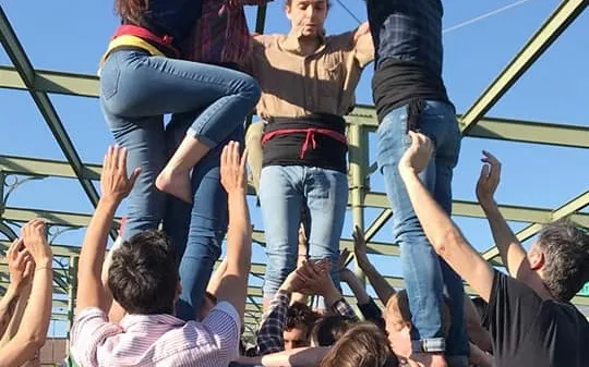 The castellers de Berlín are in process to choose a colour for their shirt and a logo for the group.   Source: Castellers de Berlín.
