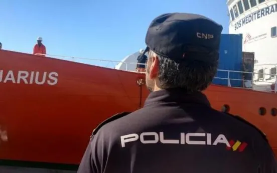 A police officer in front of the Aquarius rescue boat in València
