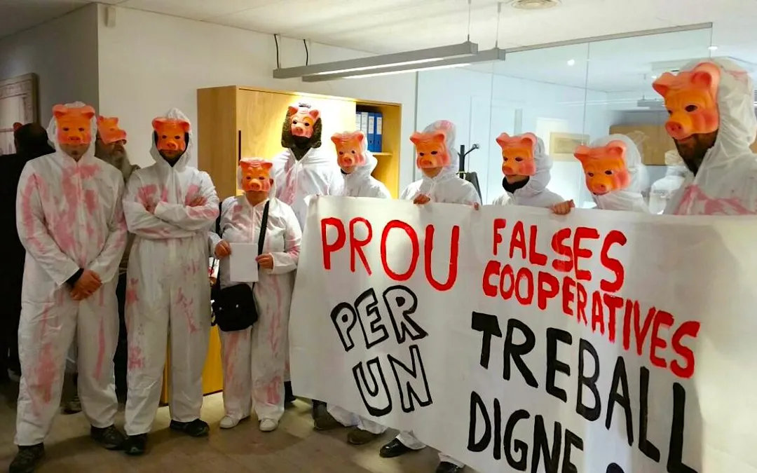 Càrnies en Lluita's performance for workers rights. Càrnies en Lluita