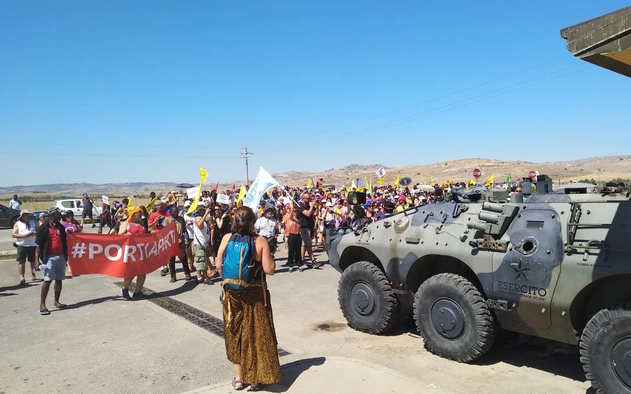 Obrim Fronteres action