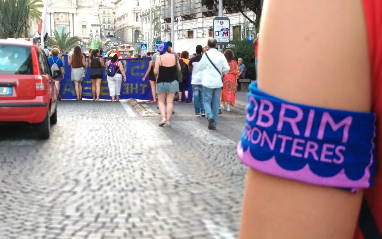 Bracelet during a protest by Obrim Fronteres