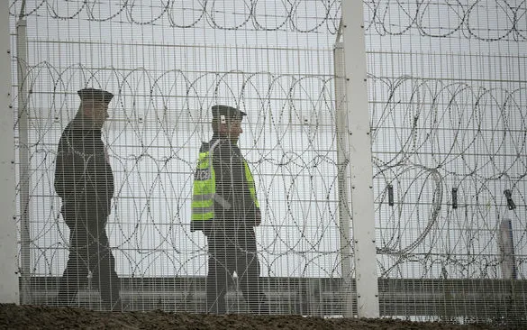 Police in the British fence that shield Calais