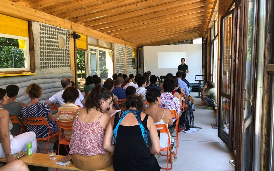 The project aims to promote intercultural dialogue between people from different backgrounds.