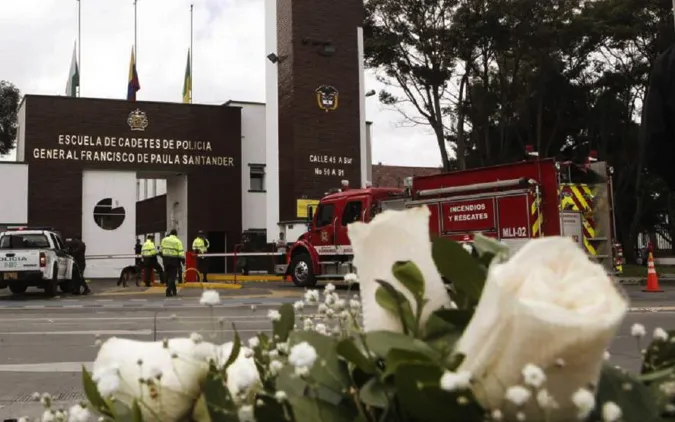 The bomb attack occurred against the General Police School of Santander (Bogotá).