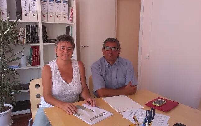 montse_ros_i_vicente_botella.jpg