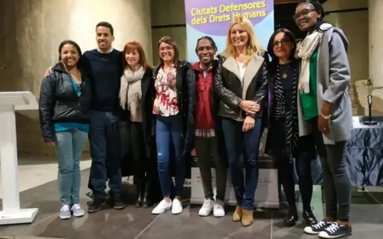 els-activistes-posant-amb-membres-de-lajuntament-de-rubi-.jpg