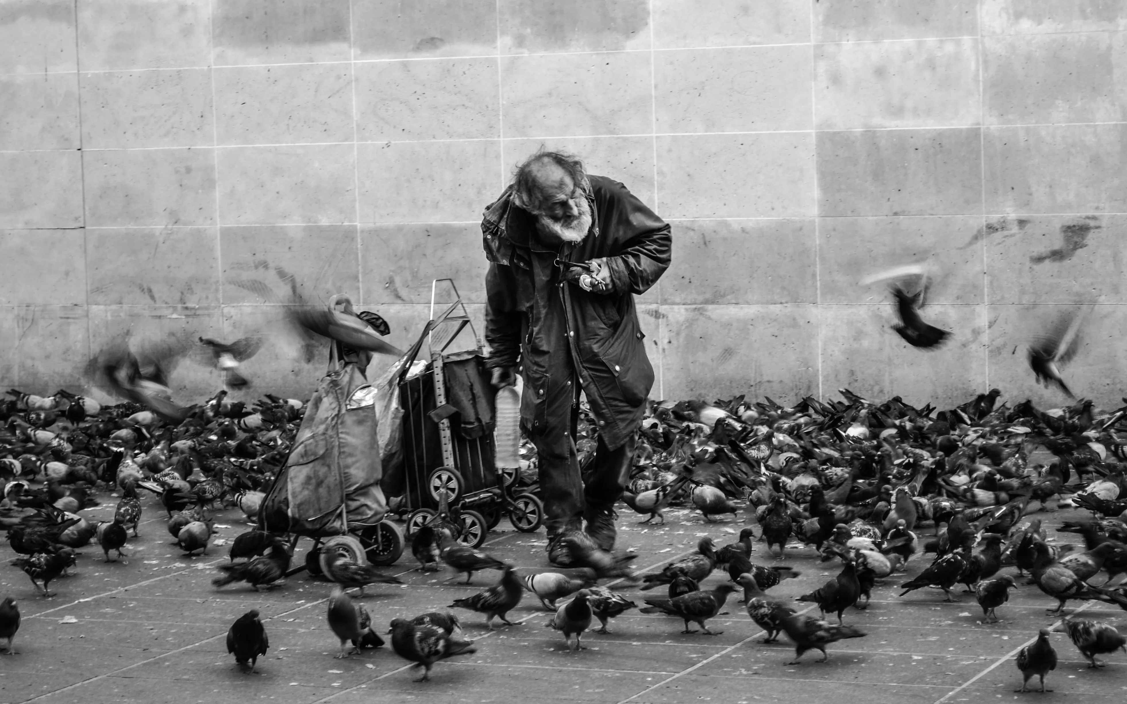 Homeless people have difficulties to access to hygiene and isolation spaces.