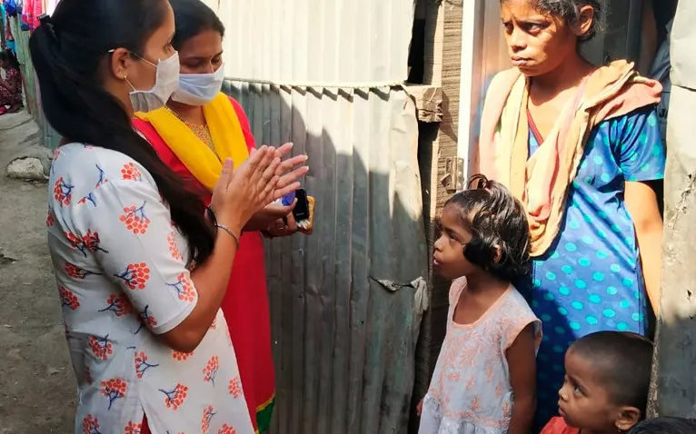 Confinement and social distance are difficult in India. 