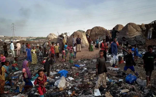 un-dels-campaments-de-desplacats-a-mali-esta-situat-en-un-abocador.-font-afp-michele-cattani-.jpg