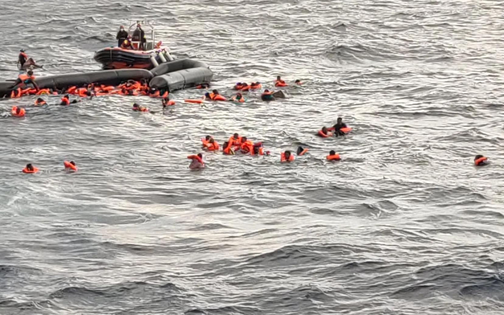 Image shared by Oscar Camps on Twitter of the rescue carried out by Open Arms.