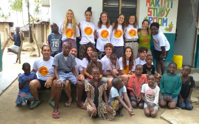 Children of Africa volunteers in front of Makuti Home, the Tsunza foster home (Kenya) Source: Image courtesy of Susanna Gómez.