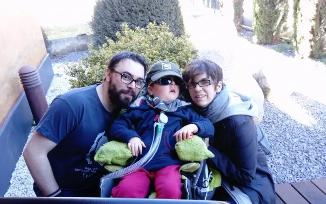 Àlex, Glòria and Lluc, in the garden of their house in Manlleu.