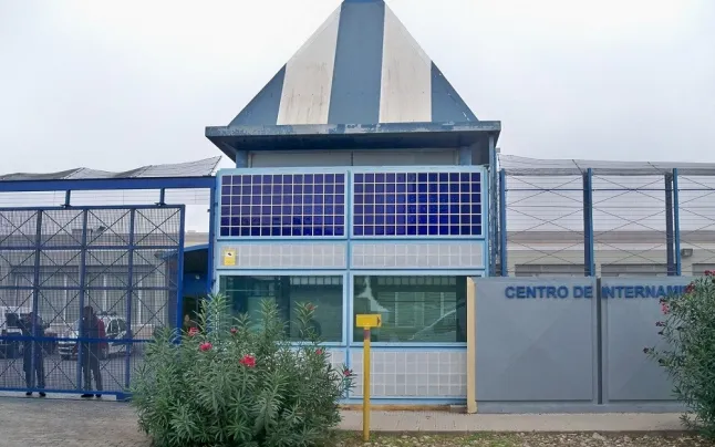 The CIE of the Zona Franca has prevented the visits of relatives and entities since it reopened after the pandemic. 