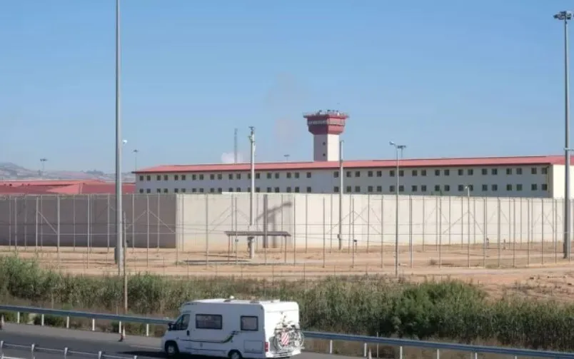 Three Villena prison officials assaulted an inmate with mental health problems. 