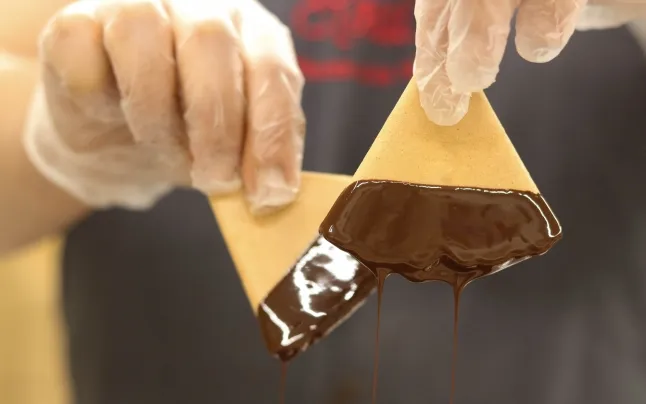 Elaboration of the "arrugats" in the El Rosal biscuit factory.